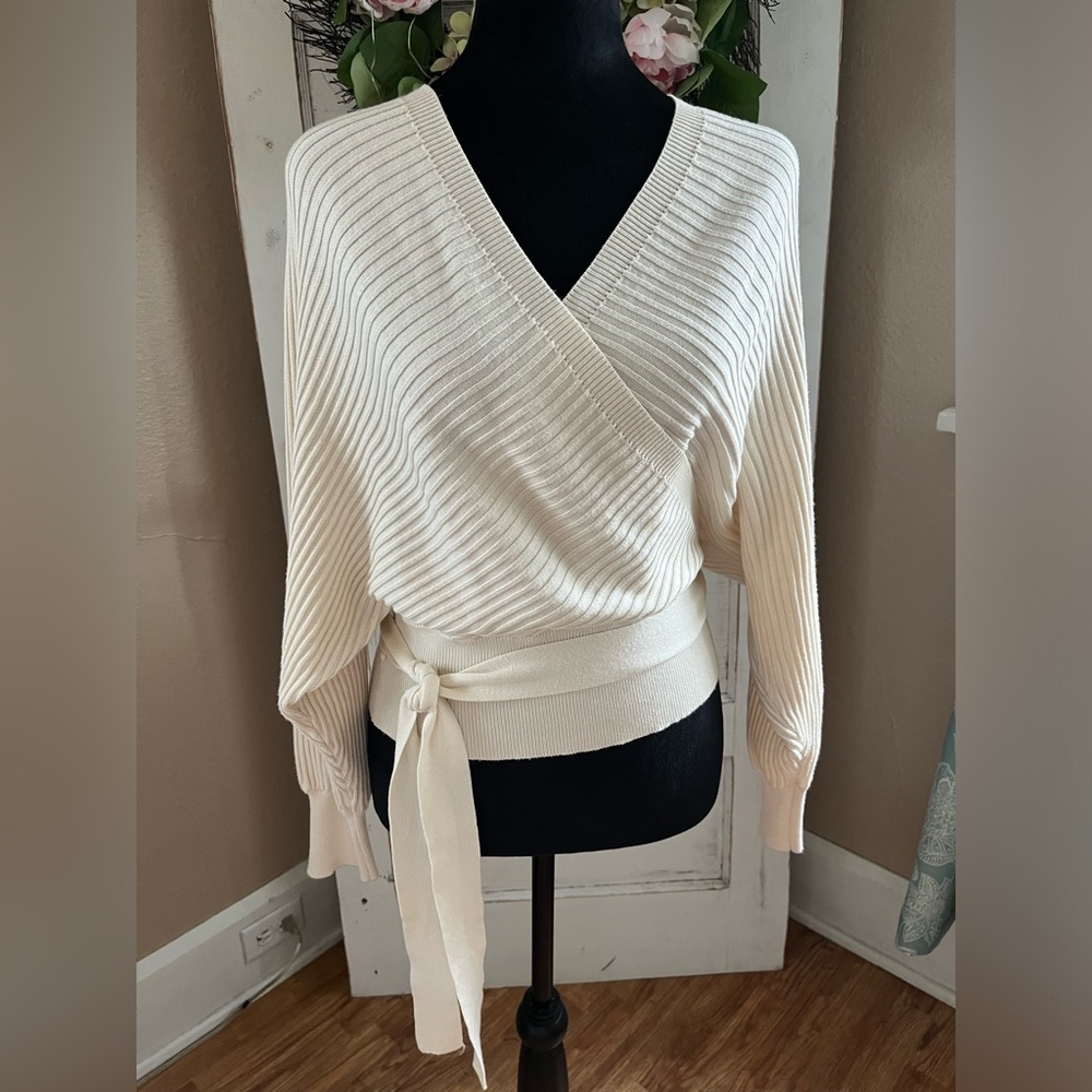 Women’s Love tree tan crisscross, V-neck front and back ribbed sweater Size med